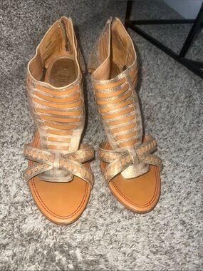 Trask Hannah 10 M Gold Metallic Leather Huarache Look Heels Zip Woven Sandals